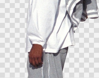 扛着衣服的男性