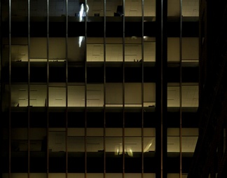 夜景玻璃反射高楼