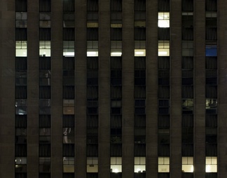 夜景玻璃反射高楼