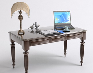 实木雕刻雕花书桌带金属台灯和笔记本电脑
