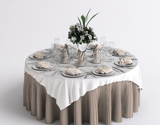 圆餐桌带餐具和玻璃花瓶带桌布