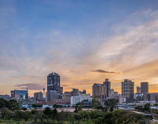 城市夕阳夜景图