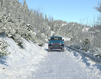 雪地山路 冬季山林 越野车