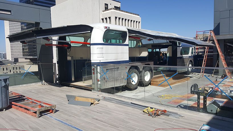 一辆1956年的灰狗巴士停在纳什维尔酒店的游泳池休息室屋顶.